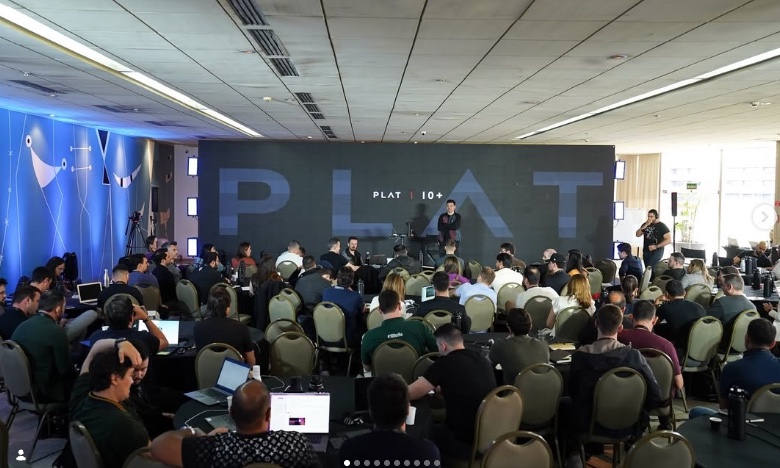 Participantes reunidos no encontro presencial da mentoria PLAT 10+